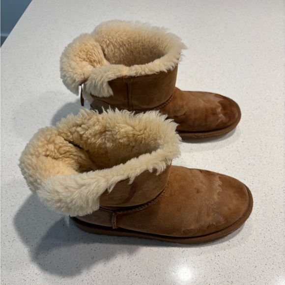UGG Tan Boots with Cream Shearling and Bow - Picture 2 of 6